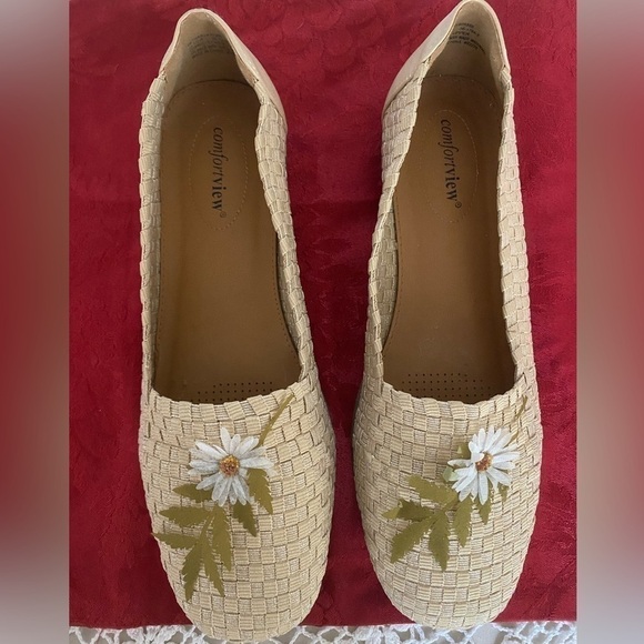 COMFORTVIEW shoes, beige color with flowers details, size 10.5, super cute - Picture 1 of 8